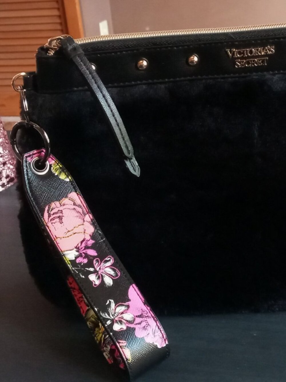 💗Victoria’s Secret Faux Fur Stud Large Wristlet/Clutch Handbag w/Floral Strap💗 - Picture 6 of 15